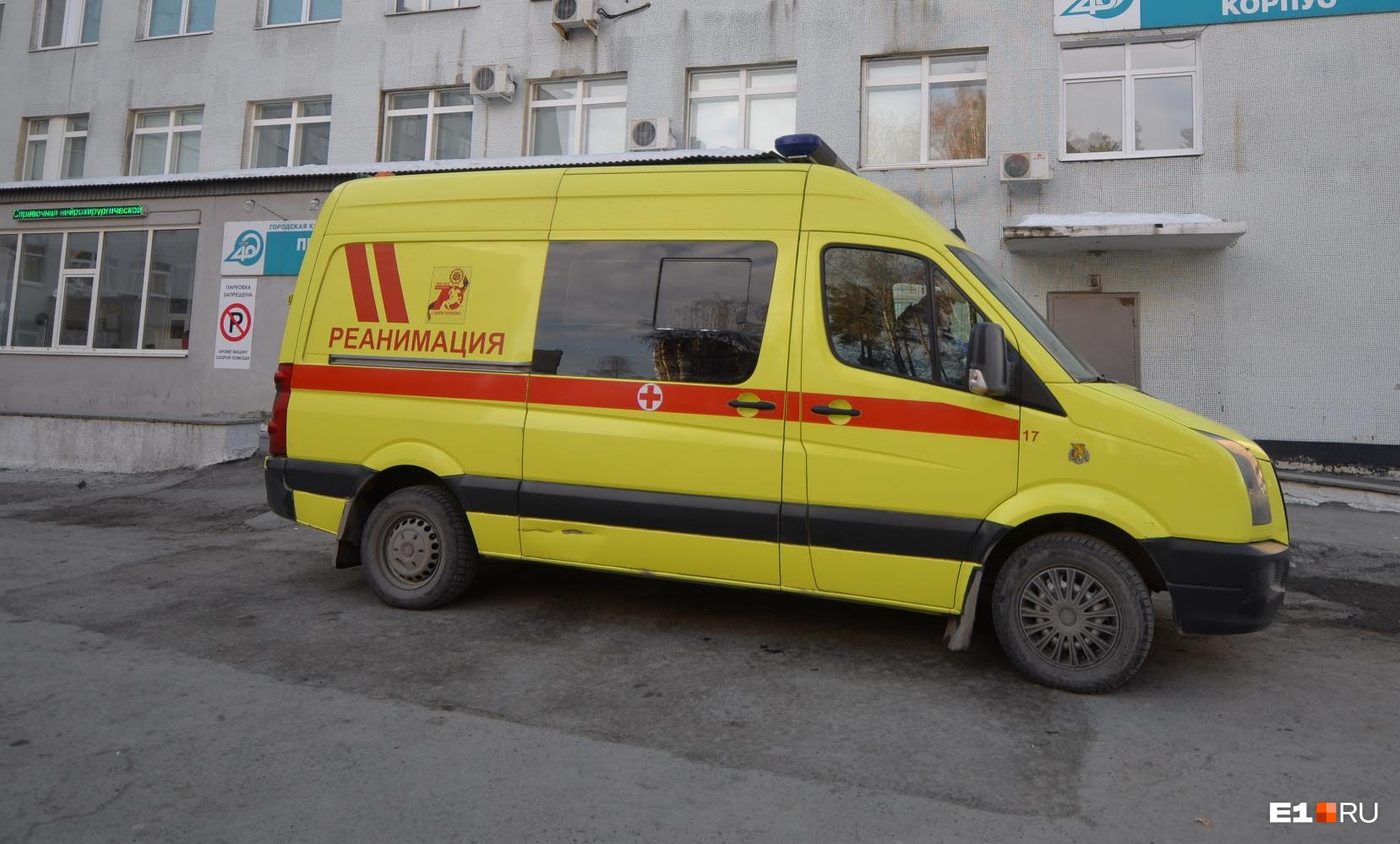 В Екатеринбурге врачи скорой отказались помогать умирающему на улице мужчине и уехали