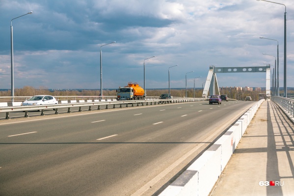 Первую очередь моста уже построили Первую очередь моста уже построили