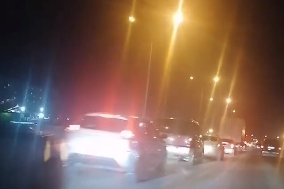Пробка растянулась на несколько километров Пробка растянулась на несколько километров