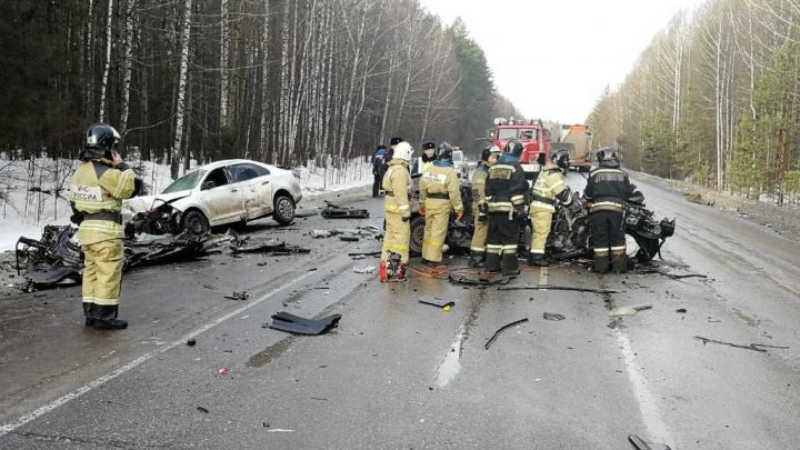 В Башкирии на трассе столкнулись КАМАЗ, Ford Focus и SKODA Octavia. Два человека погибли
