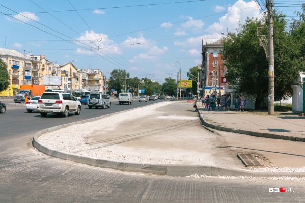 Люди по привычке стоят на старой остановке Люди по привычке стоят на старой остановке