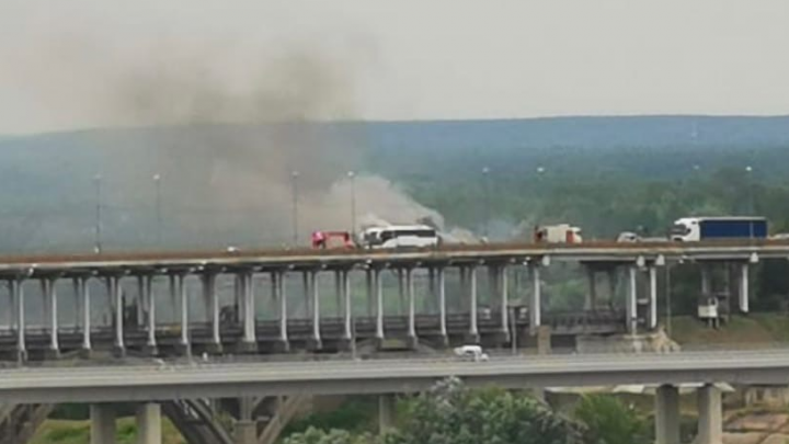 На Борском мосту сгорел автобус. Пробка растянулась на несколько километров