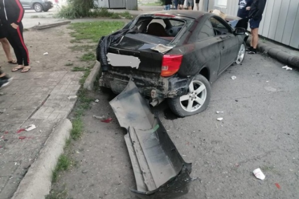 Toyota Celiсa вылетела в парковочный карман, сбив двух пешеходов Toyota Celiсa вылетела в парковочный карман, сбив двух пешеходов