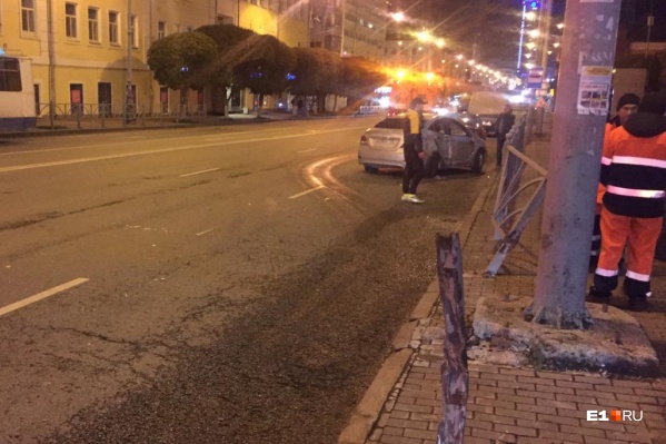 Судя по всему, после автомобиль влетел в столб Судя по всему, после автомобиль влетел в столб