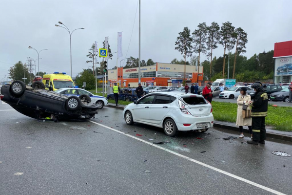 Водитель Volkswagen не затормозил на перекрестке, врезался в соседа по полосе и перевернулся Водитель Volkswagen не затормозил на перекрестке, врезался в соседа по полосе и перевернулся