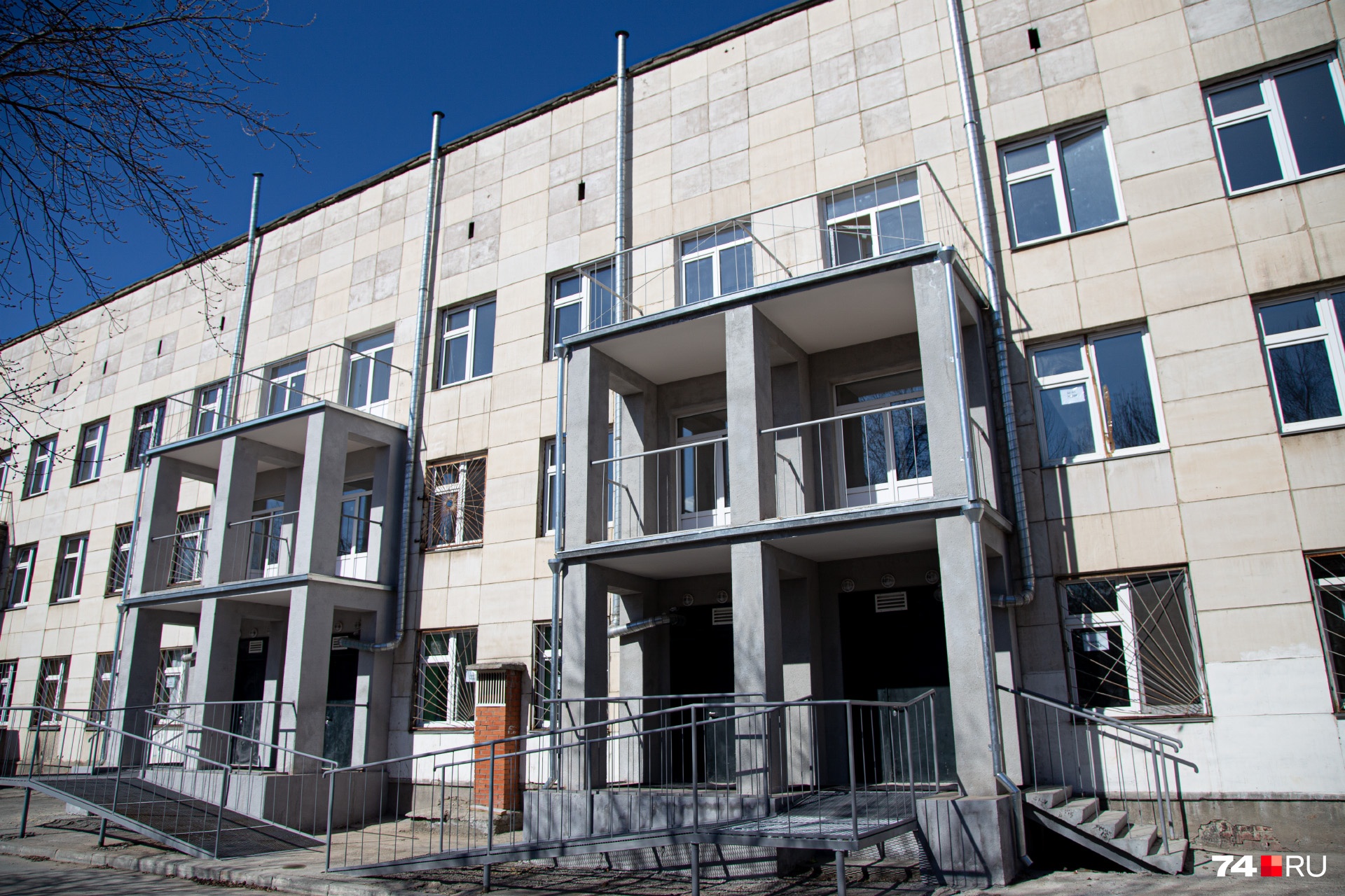 В инфекционном корпусе в каждый бокс имеется отдельный вход, чтобы пациенты не пересекались в коридорах В инфекционном корпусе в каждый бокс имеется отдельный вход, чтобы пациенты не пересекались в коридорах