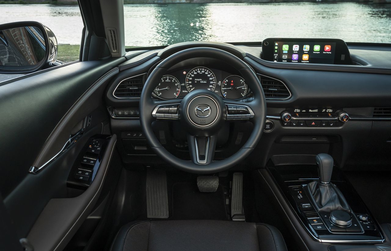 Интерьер очень похож на салон Mazda3 Интерьер очень похож на салон Mazda3
