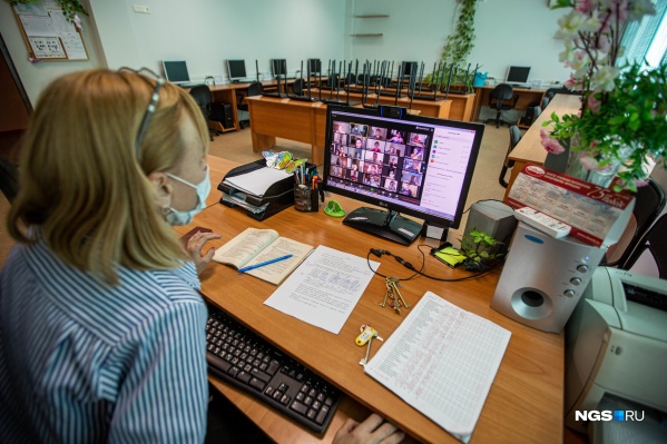Перейти на дистанционное обучение пришлось всем школам, даже сельским, где не всегда есть интернет. В этом случае педагоги и дети общаются по телефону Перейти на дистанционное обучение пришлось всем школам, даже сельским, где не всегда есть интернет. В этом случае педагоги и дети общаются по телефону