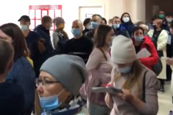 Курганцев возмутило большое количество людей в замкнутом помещении в период пандемии COVID-19 Курганцев возмутило большое количество людей в замкнутом помещении в период пандемии COVID-19