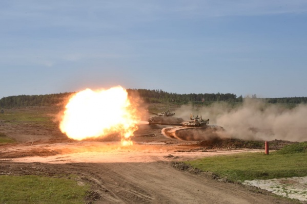 В Екатеринбурге военные покажут одновременный прыжок трех танков В Екатеринбурге военные покажут одновременный прыжок трех танков
