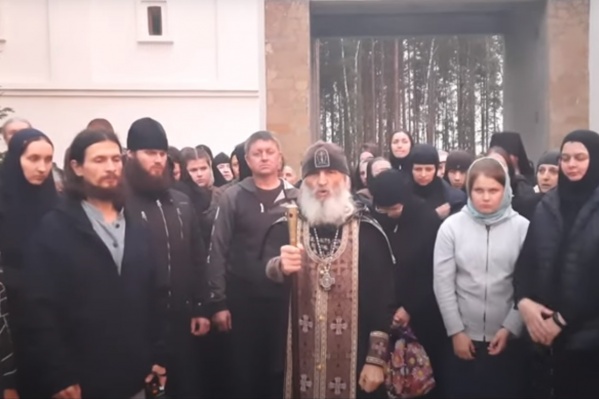 Отец Сергий попросил благословения у святых Отец Сергий попросил благословения у святых