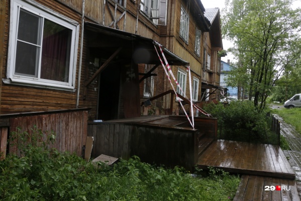 Дома в Архангельске горят и сходят со свай, но расселять жильцов некуда Дома в Архангельске горят и сходят со свай, но расселять жильцов некуда