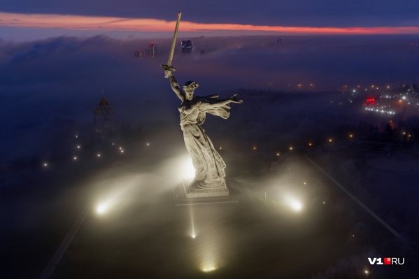 Первой от тумана освободилась вершина Мамаева кургана Первой от тумана освободилась вершина Мамаева кургана