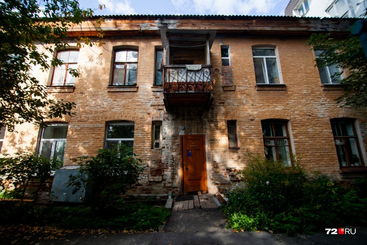Дом на Челюскинцев, 57 построен в 1928 году. Его собрали из кирпичей сгоревшего театра Дом на Челюскинцев, 57 построен в 1928 году. Его собрали из кирпичей сгоревшего театра