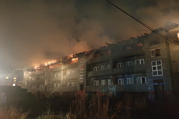 Здание охвачено огнем Здание охвачено огнем