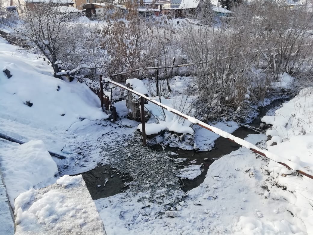 Тот самый водоем, который находится по обе стороны дороги Тот самый водоем, который находится по обе стороны дороги