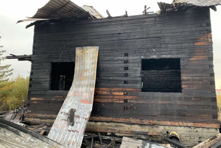 Сотрудники ведомства больше часа тушили пожар в жилом доме
