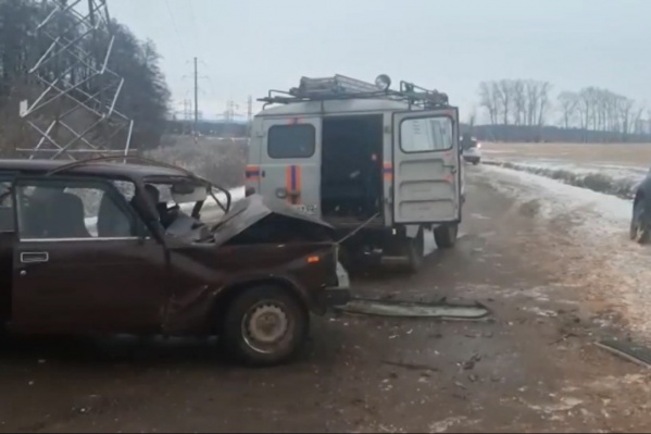 Погибшего удалось вытащить из поврежденной легковушки только с помощью спецтехники Погибшего удалось вытащить из поврежденной легковушки только с помощью спецтехники