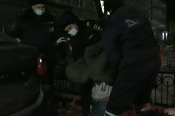 Сотрудники ДПС надели наручники на мужчину, когда он был без сознания Сотрудники ДПС надели наручники на мужчину, когда он был без сознания