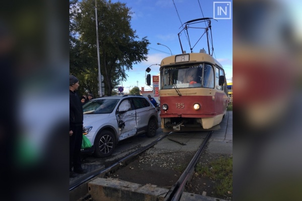 Удар вагона пришелся по водительской двери Volkswagen Удар вагона пришелся по водительской двери Volkswagen