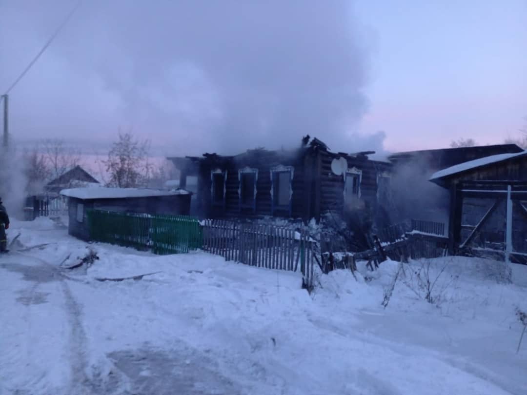 В Кузбассе при пожаре в частном доме погибла семья с детьми