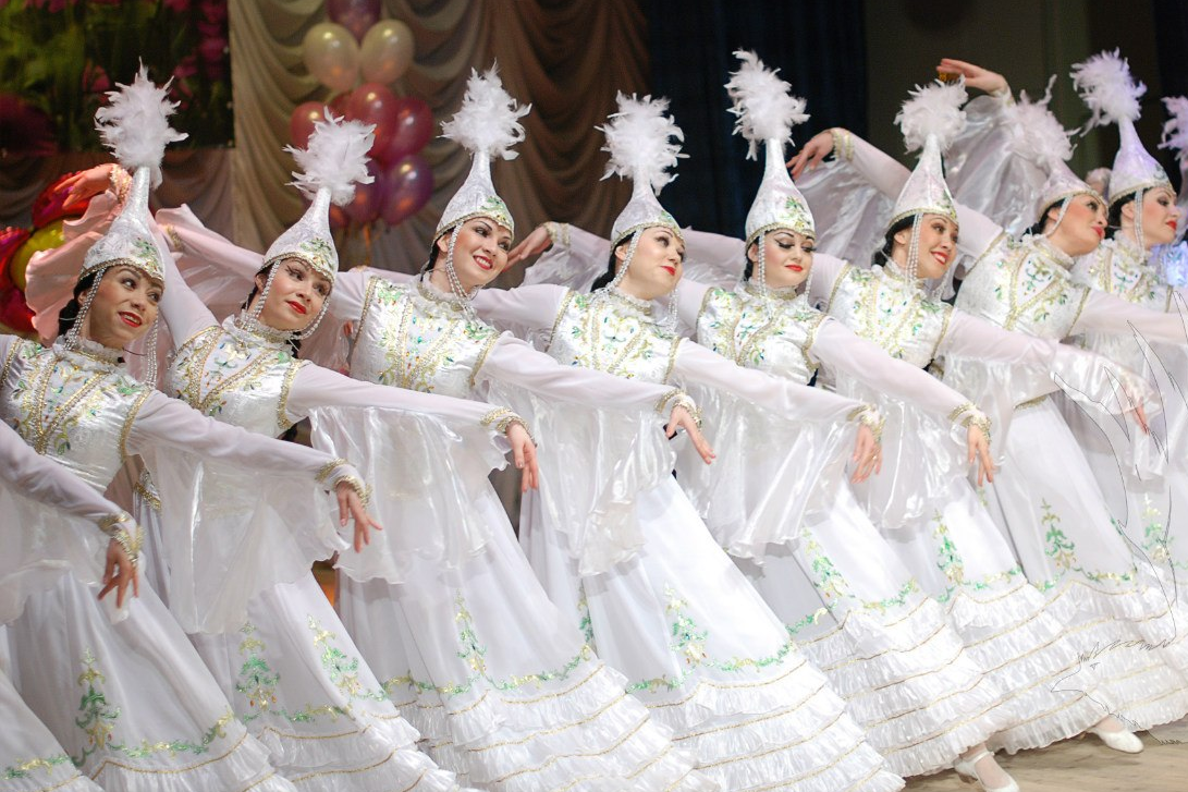 Казахский танец. Казахский танец Акку. Ансамбль Мирас. Казахский танец картинки.