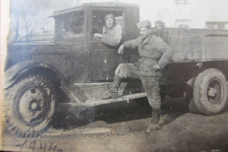 Герой войны Иван Бойченко (на фото он стоит у машины) сфотографировался в 1944 году, во время освобождения Красной армией Белоруссии Герой войны Иван Бойченко (на фото он стоит у машины) сфотографировался в 1944 году, во время освобождения Красной армией Белоруссии