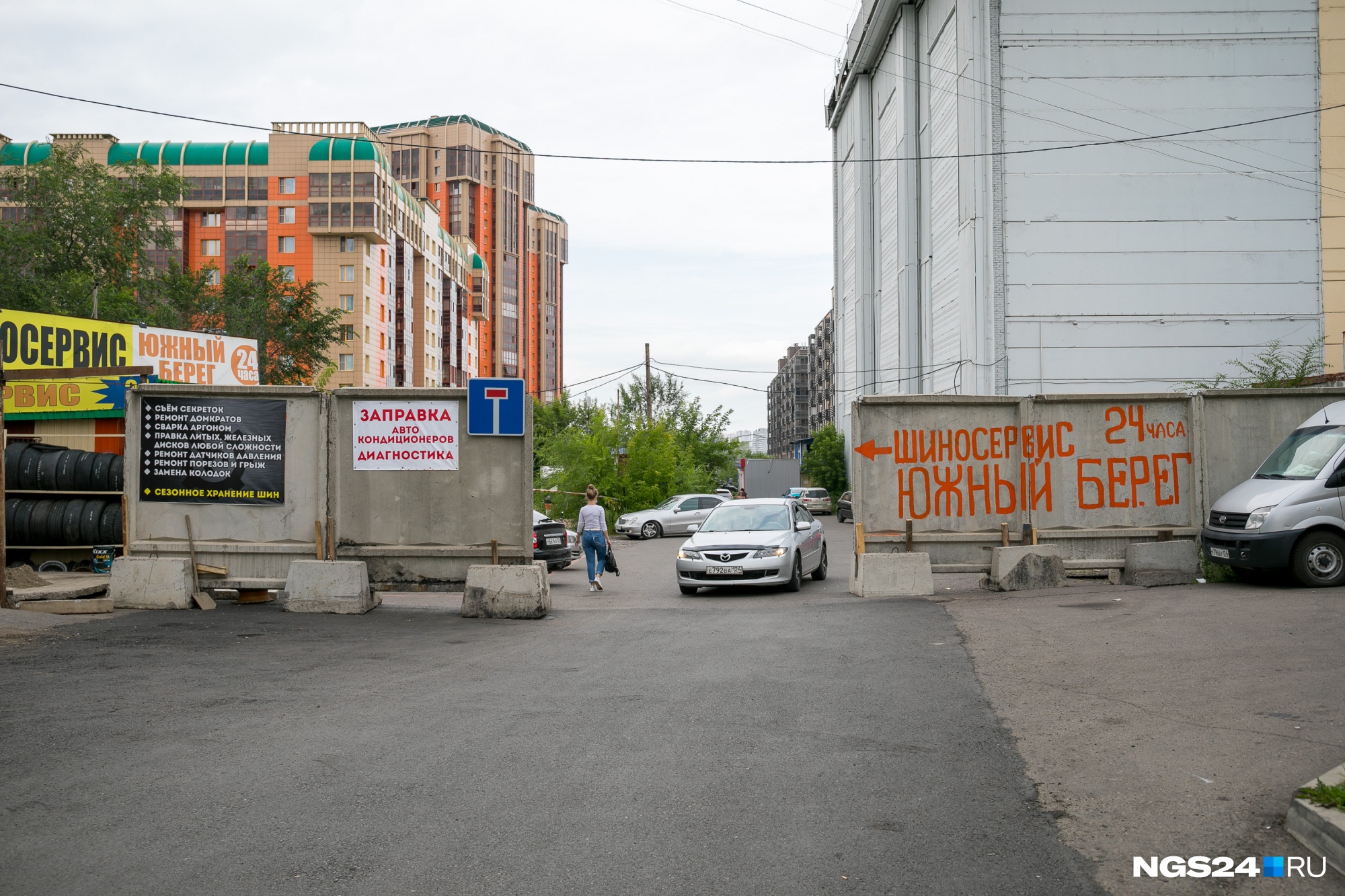 Ангар на фото справа также принадлежит «Белому городу». Там сейчас работают автодром и несколько офисов на втором этаже Ангар на фото справа также принадлежит «Белому городу». Там сейчас работают автодром и несколько офисов на втором этаже