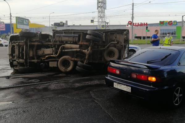 Водителя грузовика с травмами увезли в больницу Водителя грузовика с травмами увезли в больницу