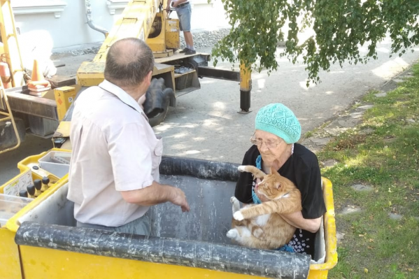 К другим людям Лучик не шел, поэтому к нему поднялась в люльке крана его пожилая хозяйка К другим людям Лучик не шел, поэтому к нему поднялась в люльке крана его пожилая хозяйка