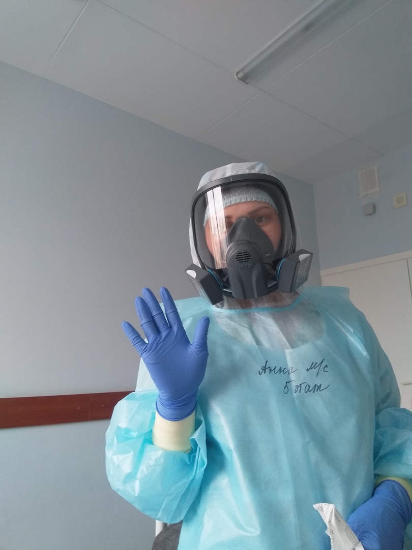 В краевой больнице у медперсонала есть специальные шлемы, напоминающие противогазы, они надевают по три пары перчаток, комбинезоны, а на них еще халаты и одноразовые фартуки В краевой больнице у медперсонала есть специальные шлемы, напоминающие противогазы, они надевают по три пары перчаток, комбинезоны, а на них еще халаты и одноразовые фартуки