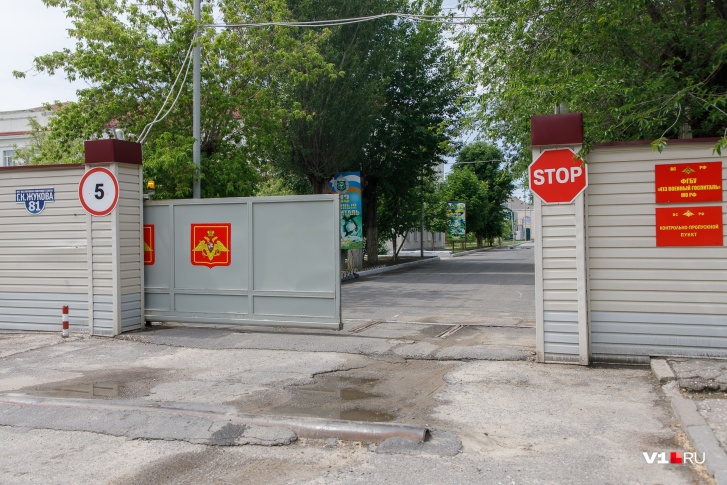 Ни одна скорая в течение часа не заезжала и не выезжала Ни одна скорая в течение часа не заезжала и не выезжала