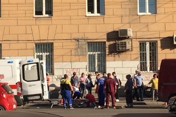 Грузовик влетел в пешеходов на зебре Грузовик влетел в пешеходов на зебре