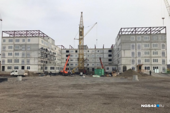 Больницу должны были построить за <nobr class="_">6 месяцев</nobr>, но в итоге срок сдачи перенесли Больницу должны были построить за <nobr class="_">6 месяцев</nobr>, но в итоге срок сдачи перенесли