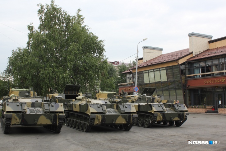 Боевые машины стоят на парковке за библиотекой имени Пушкина