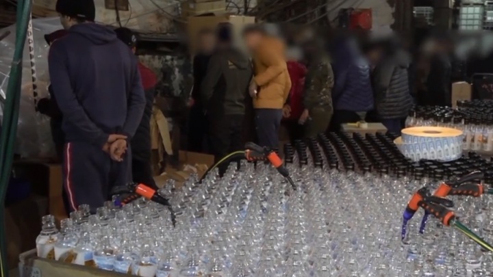 Травили метиловым спиртом: в Ярославской области закрыли завод по изготовлению алкоголя. Видео