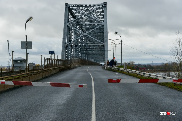 В середине октября <a href="https://29.ru/text/transport/69502653/" target="_blank" class="_">мост не смогли открыть вовремя</a> — это заставило северян понервничать В середине октября <a href="https://29.ru/text/transport/69502653/" target="_blank" class="_">мост не смогли открыть вовремя</a> — это заставило северян понервничать