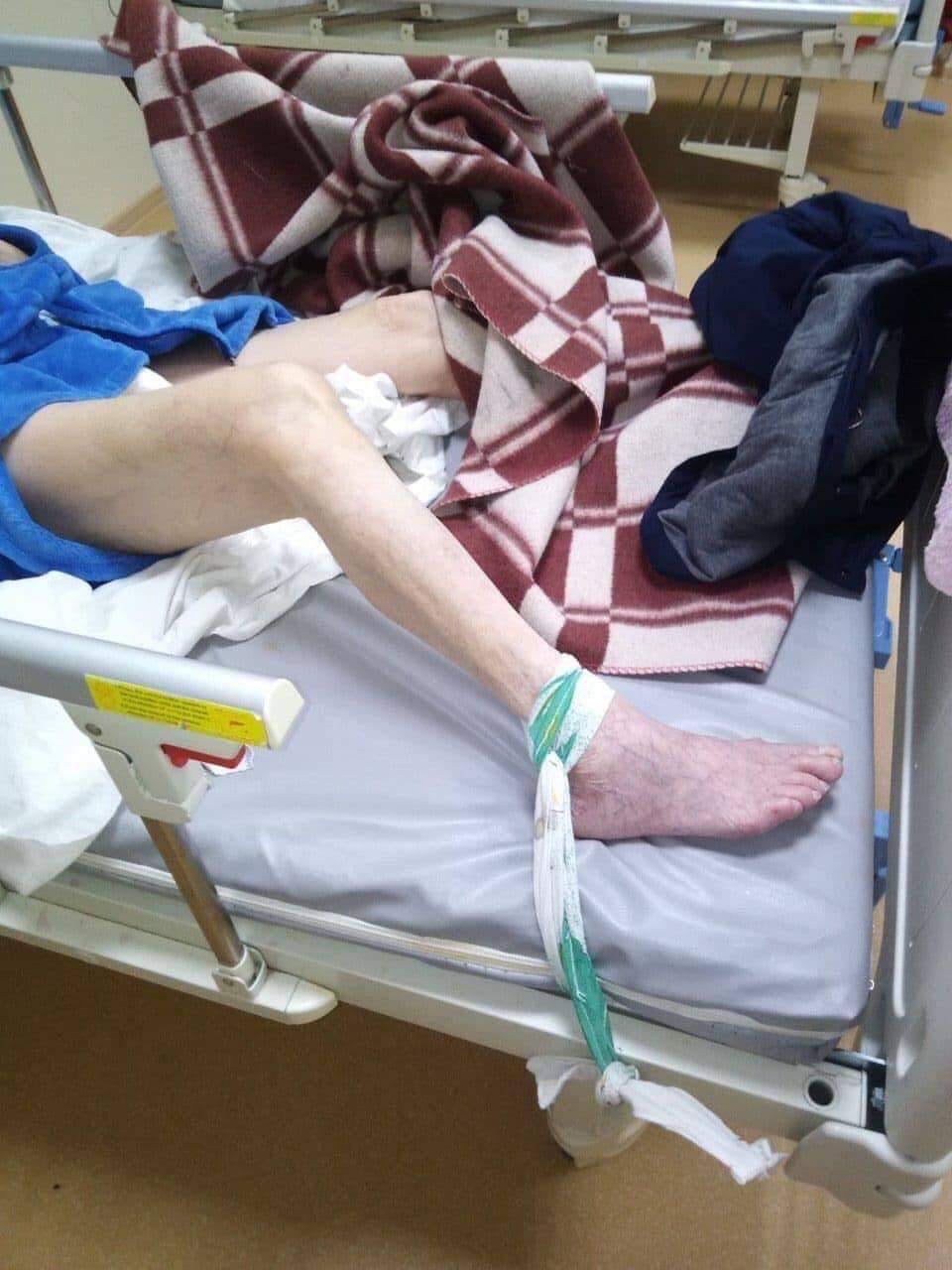 Женщину привязали к кровати Женщину привязали к кровати 