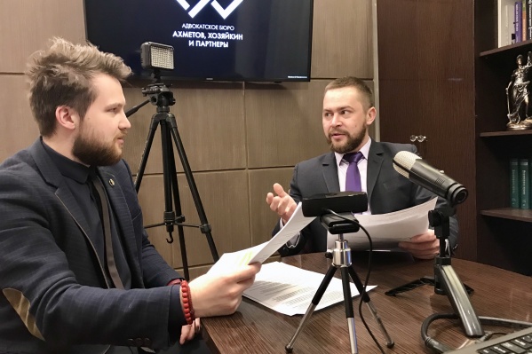 Адвокаты Александр Антипов (слева) и Иван Хозяйкин (справа) свое рабочее место оборудовали под студию для записи онлайн-трансляций по вопросам режима самоизоляции. Этот формат прижился: появились новые подписчики, эфиры стали ежедневными Адвокаты Александр Антипов (слева) и Иван Хозяйкин (справа) свое рабочее место оборудовали под студию для записи онлайн-трансляций по вопросам режима самоизоляции. Этот формат прижился: появились новые подписчики, эфиры стали ежедневными