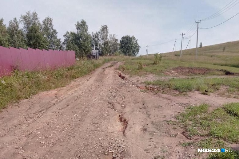 Столбы с электричеством появились здесь не так давно Столбы с электричеством появились здесь не так давно