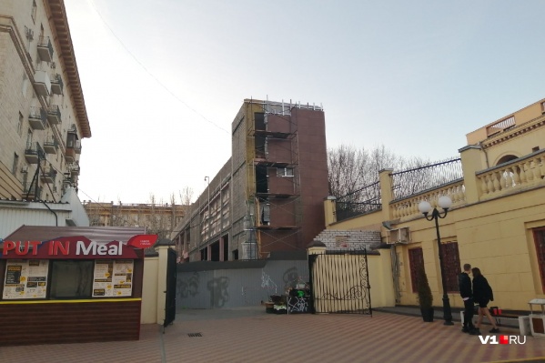 В центре Волгограда высится трехэтажное здание В центре Волгограда высится трехэтажное здание 