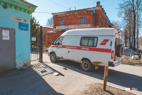 Почти треть всех новых пациентов живет в Перми. Тех из них, кому требуется постоянное внимание врачей, доставили в больницы. В том числе в инфекционную (на фото именно она) Почти треть всех новых пациентов живет в Перми. Тех из них, кому требуется постоянное внимание врачей, доставили в больницы. В том числе в инфекционную (на фото именно она)