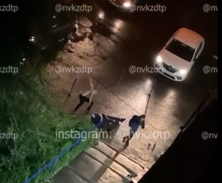 В Новокузнецке прохожие жестко избили таксиста. Происшествие попало на видео