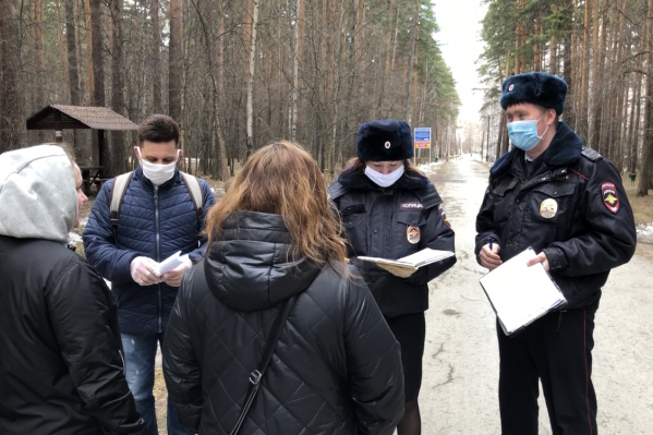 Полицейские объясняют, что без уважительной причины находиться на улице нельзя Полицейские объясняют, что без уважительной причины находиться на улице нельзя