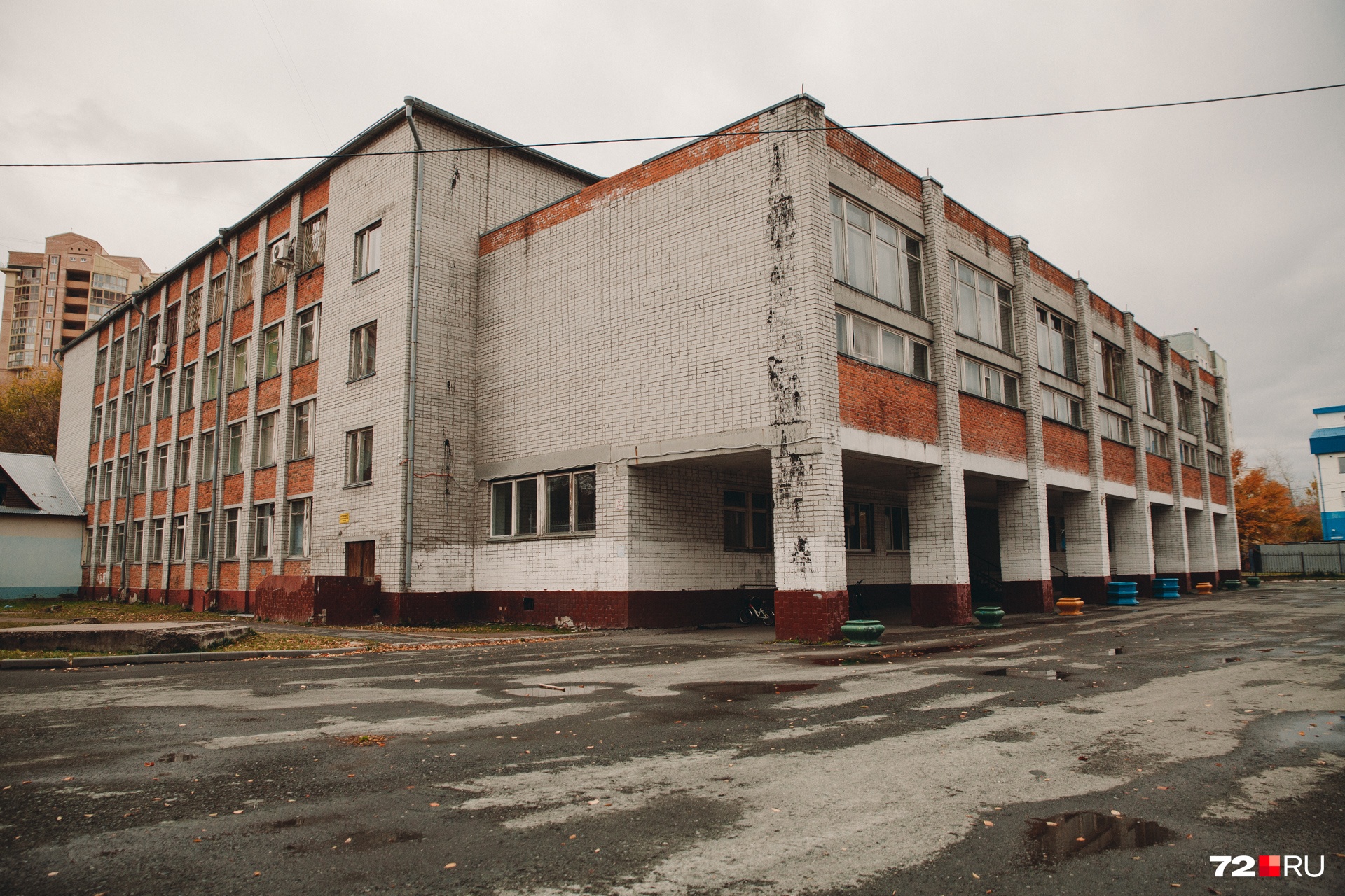 Аня пропала в 2010 году. Она училась в шестом классе школы <nobr class="_">№ 57</nobr>, во вторую смену. Мама созвонилась с Аней утром, чтобы узнать, как она доберется до учебного заведения. Девочка сказала, что сама дойдет до школы. Тем более что она находилась в 10 минутах от дома. На фото — та самая школа, где училась Аня Аня пропала в 2010 году. Она училась в шестом классе школы <nobr class="_">№ 57</nobr>, во вторую смену. Мама созвонилась с Аней утром, чтобы узнать, как она доберется до учебного заведения. Девочка сказала, что сама дойдет до школы. Тем более что она находилась в 10 минутах от дома. На фото — та самая школа, где училась Аня