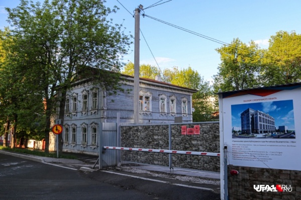Защитники усадьбы не намерены сдаваться и собираются писать жалобу в прокуратуру Защитники усадьбы не намерены сдаваться и собираются писать жалобу в прокуратуру