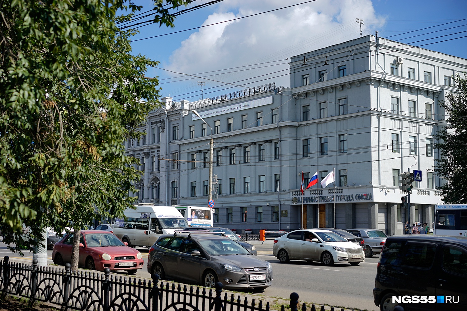 В два департамента мэрии Омска ищут директоров на зарплату от 56 тысяч рублей