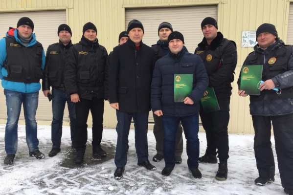 Ради фото с грамотами дружинники сняли маски и встали поплотнее. Надеемся, они задержали дыхание Ради фото с грамотами дружинники сняли маски и встали поплотнее. Надеемся, они задержали дыхание