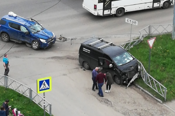ДТП на перекрестке Ленинградского проспекта и улицы Панина в Ярославле ДТП на перекрестке Ленинградского проспекта и улицы Панина в Ярославле