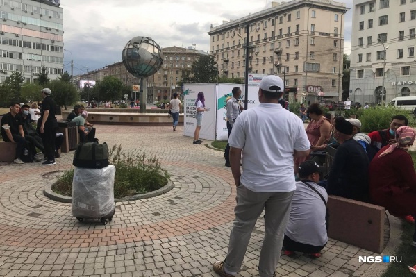 Люди хотят попасть на вывозной рейс Люди хотят попасть на вывозной рейс